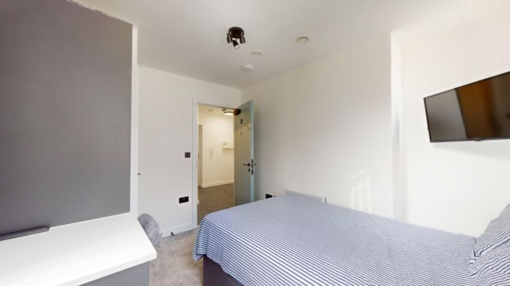 Property photo 1 of 15 A Spacious And Tidy Double Bedroom With Modern Dec...