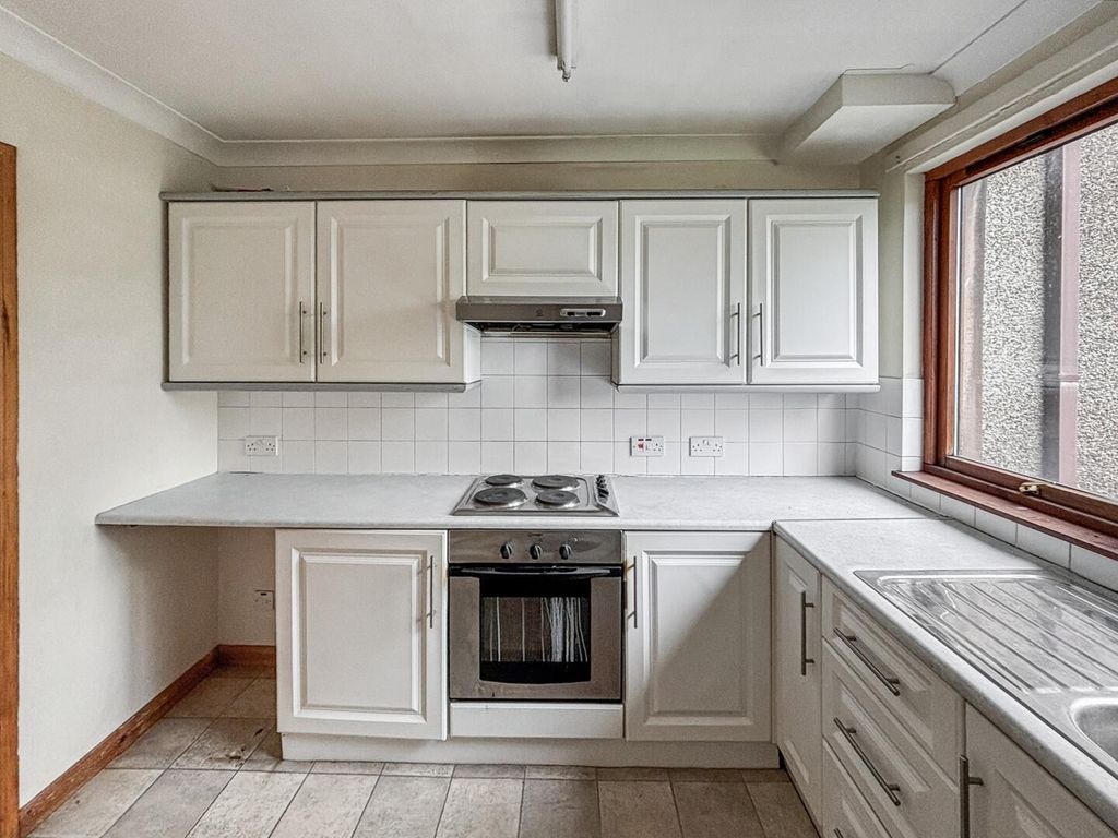 Property photo 3 of 12 Kitchen