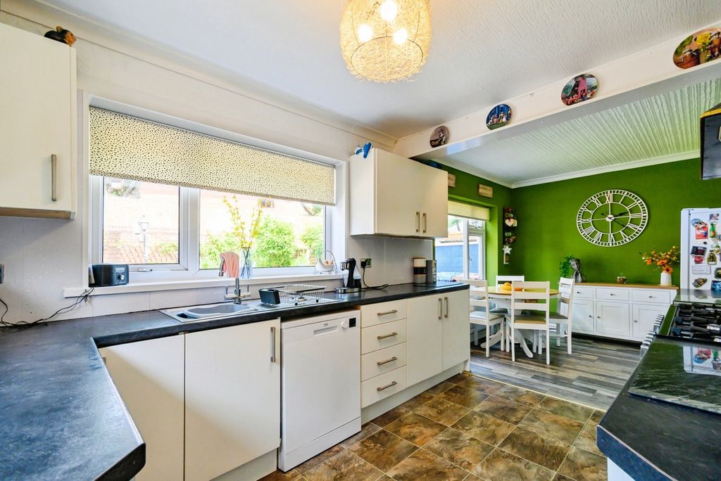 Property photo 3 of 16 Kitchen
