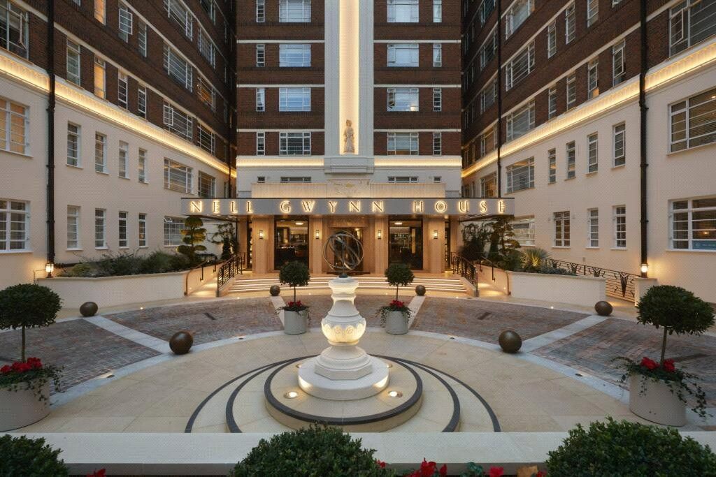 Property photo 2 of 8 External