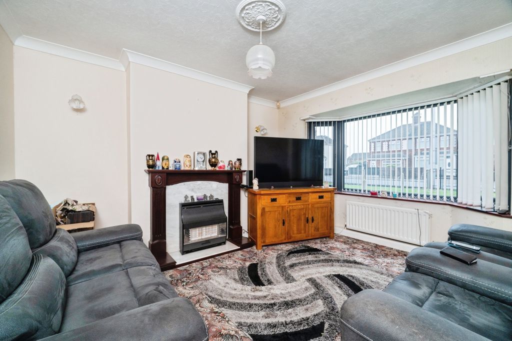 Property photo 3 of 12 Lounge