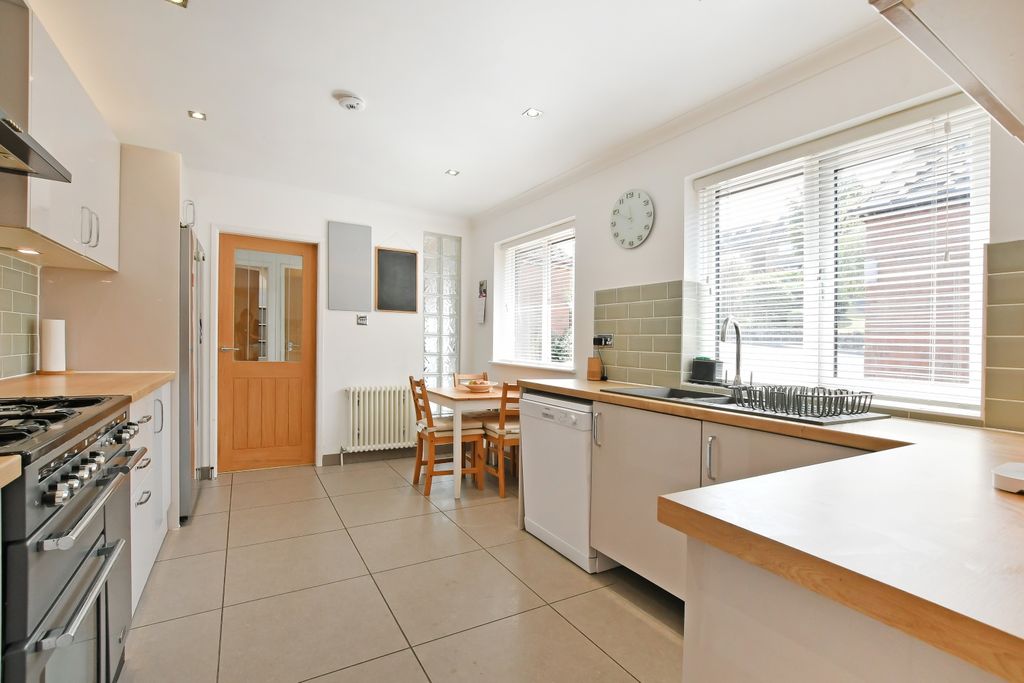 Property photo 2 of 31 Kitchen