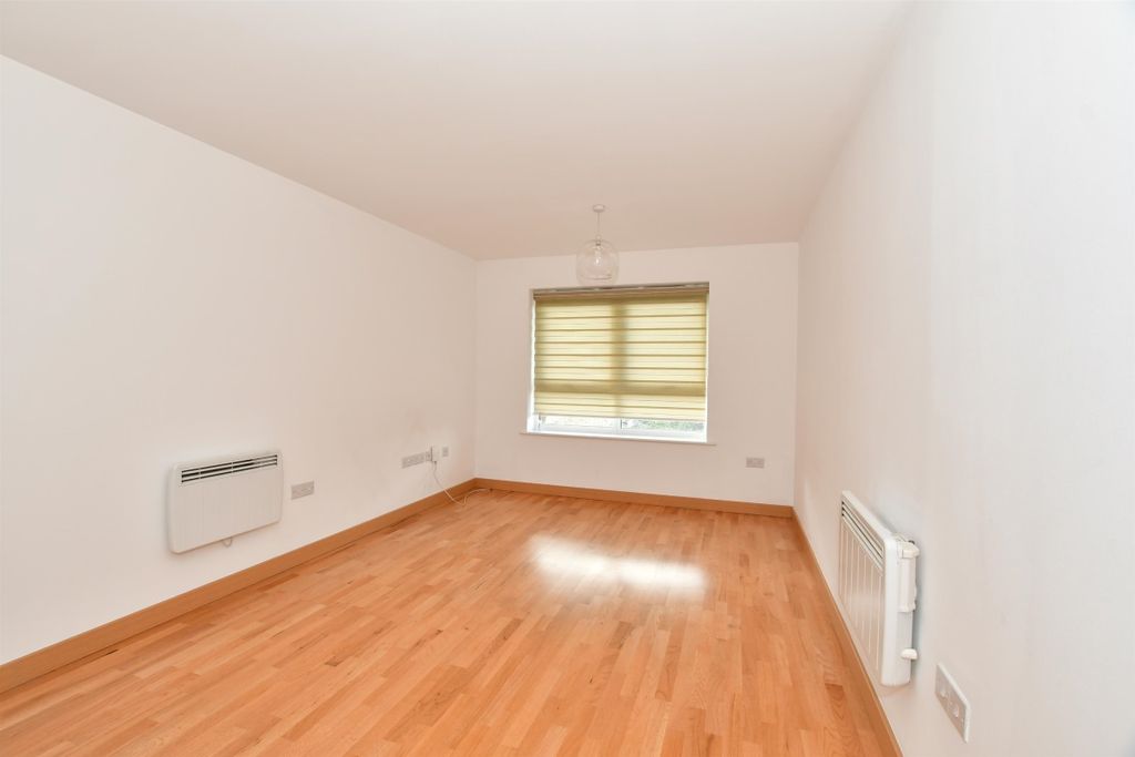 Property photo 3 of 7 Lounge