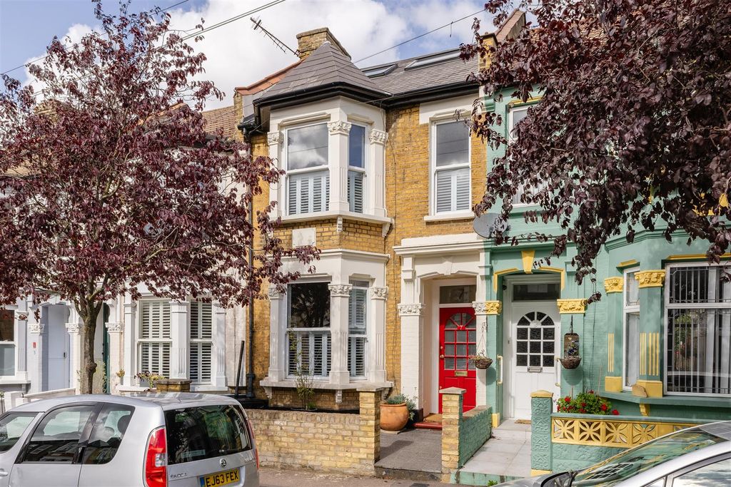 Property photo 1 of 48 Second Ave, E17