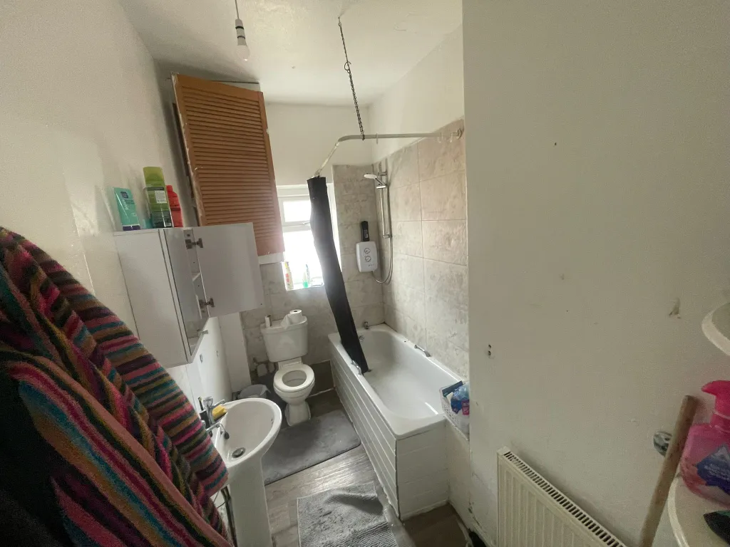 House in Manchester, Victoria Park, Fallowfield - More