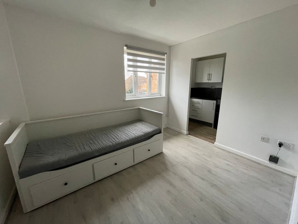 Property photo 3 of 6 Living Room