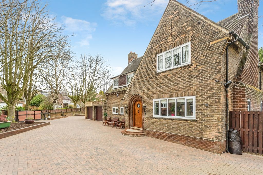 Property photo 3 of 20