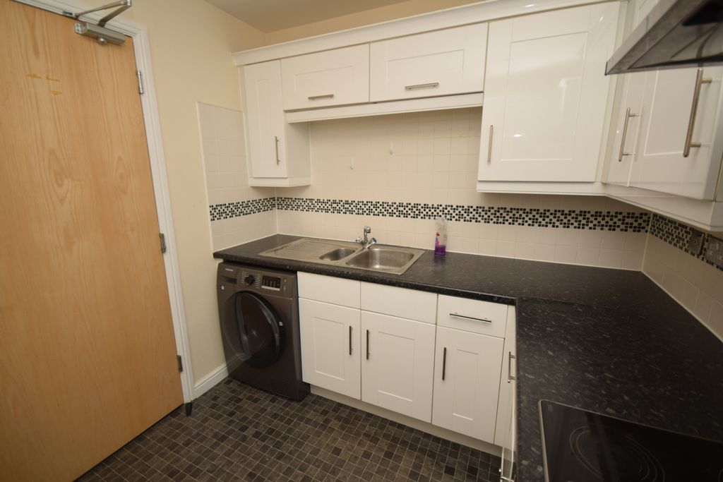 Property photo 3 of 11 Kitchen