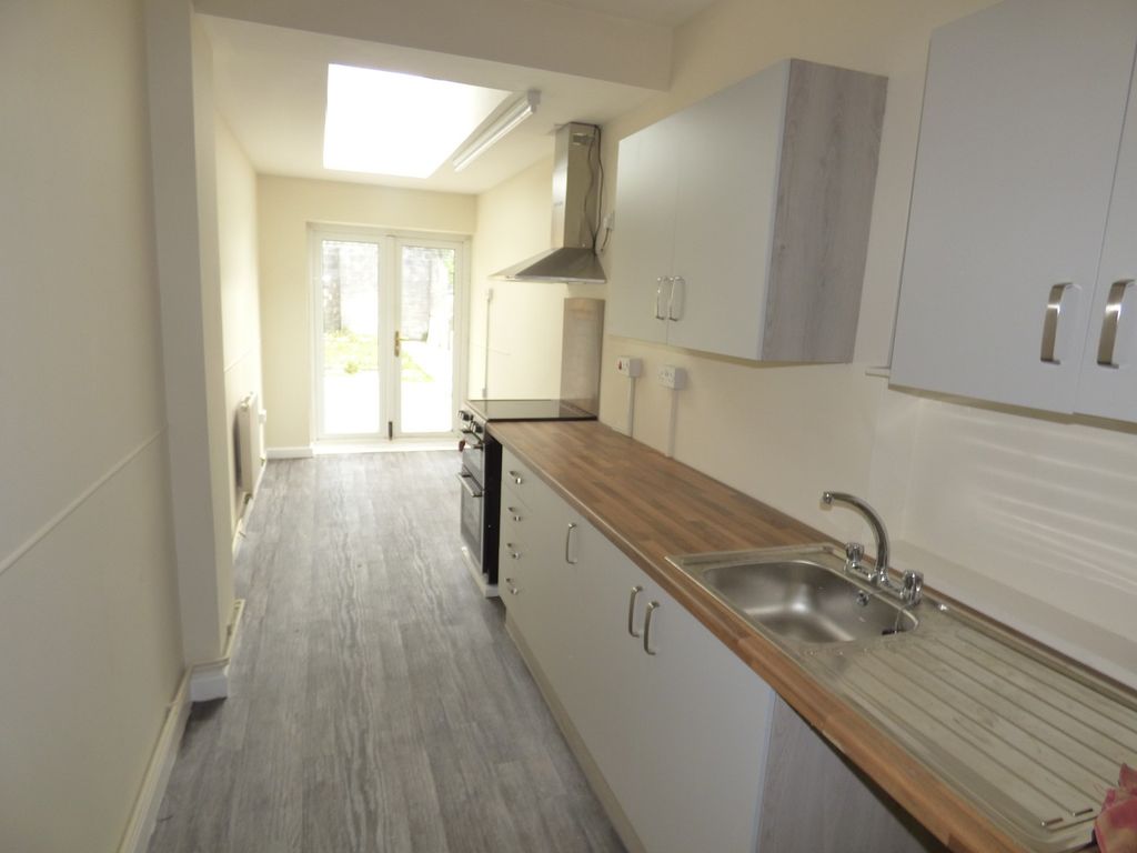Property photo 3 of 9 Kitchen
