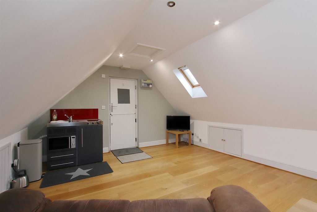 Property photo 3 of 11 The Studio, Newport Barn (13).Jpg