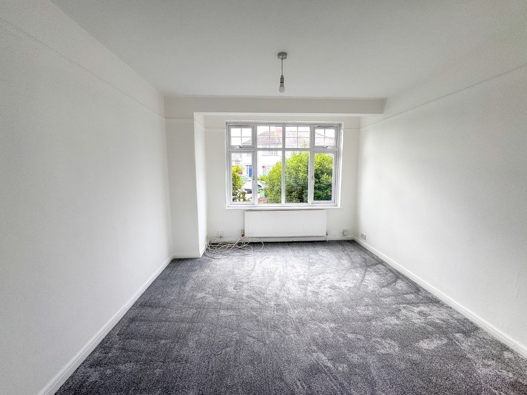 Property photo 2 of 17 3950296