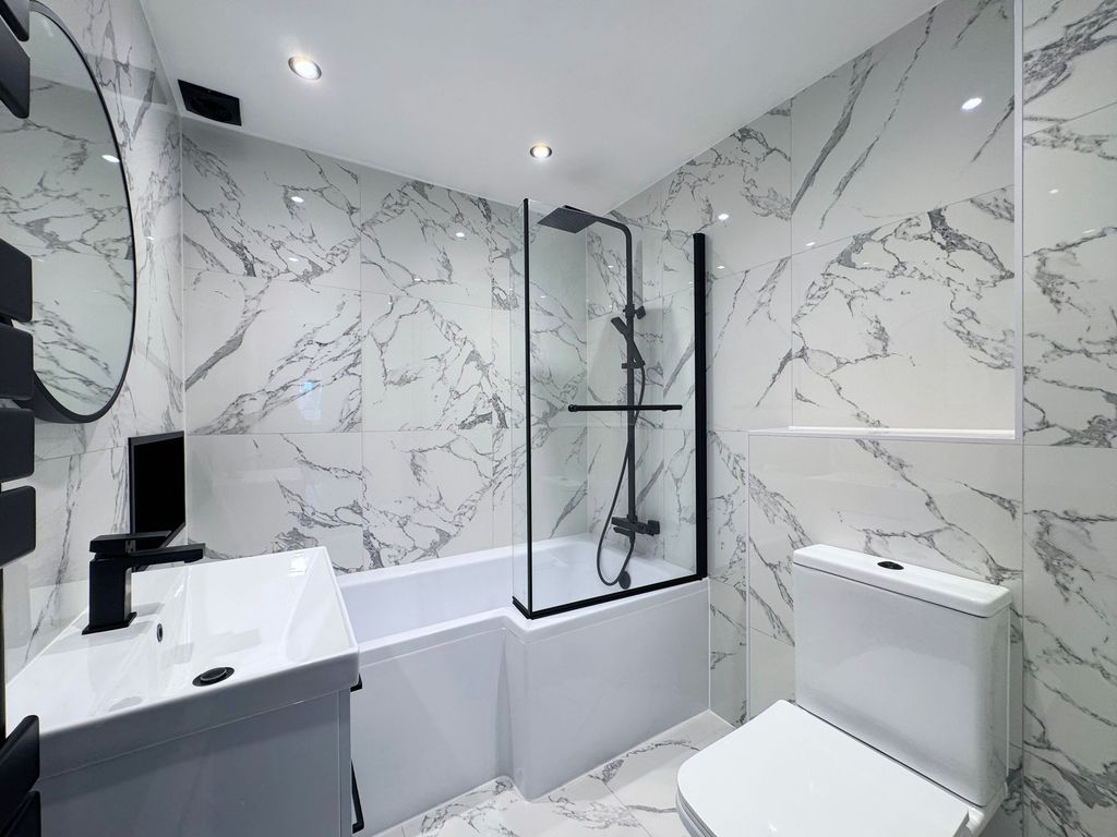 Property photo 3 of 11 Bathroom