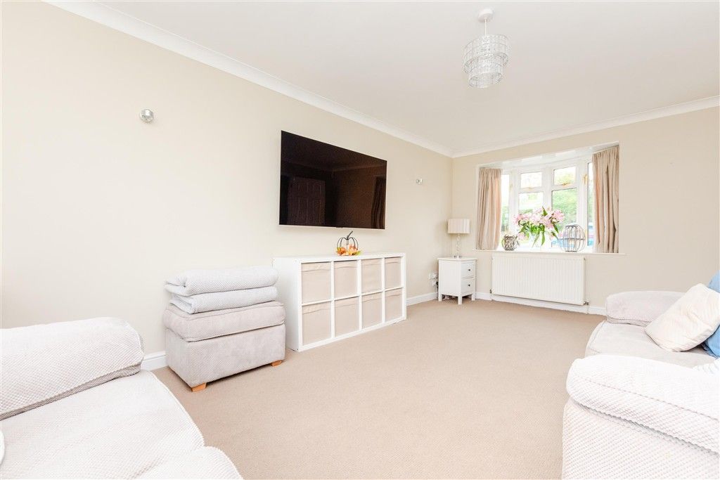 Property photo 3 of 14 Lounge