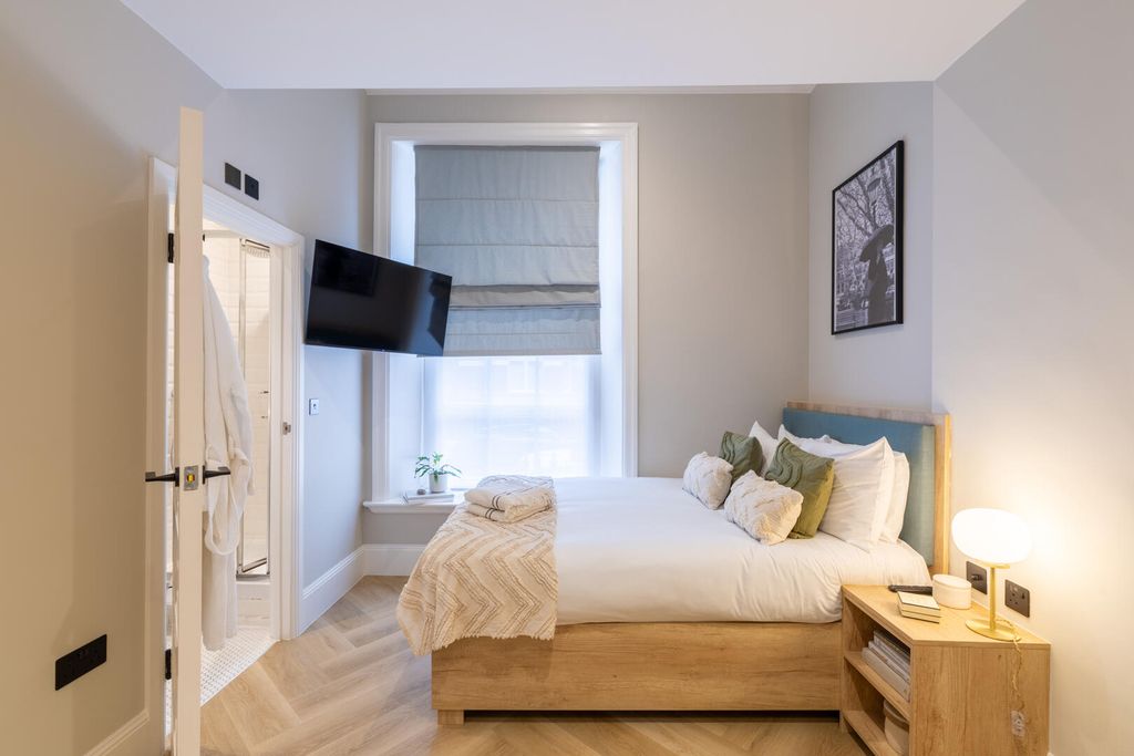 Property photo 1 of 4 Bedroom