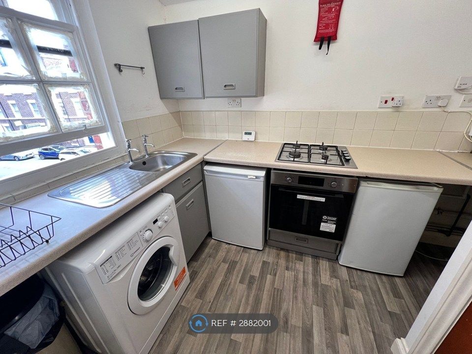 Property photo 2 of 5 Kitchen: Gas Hob, Fridge, Freezer, Washing Machine