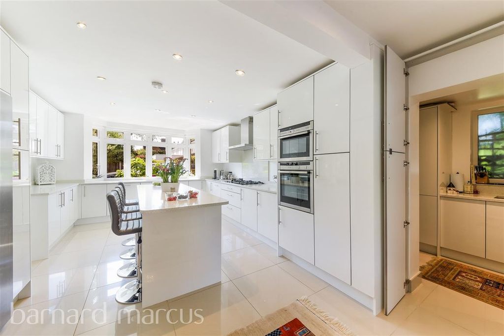 Property photo 2 of 9 Kitchen