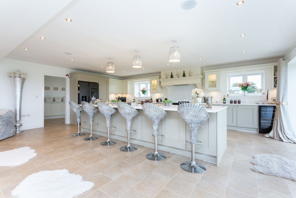 Property photo 1 of 28