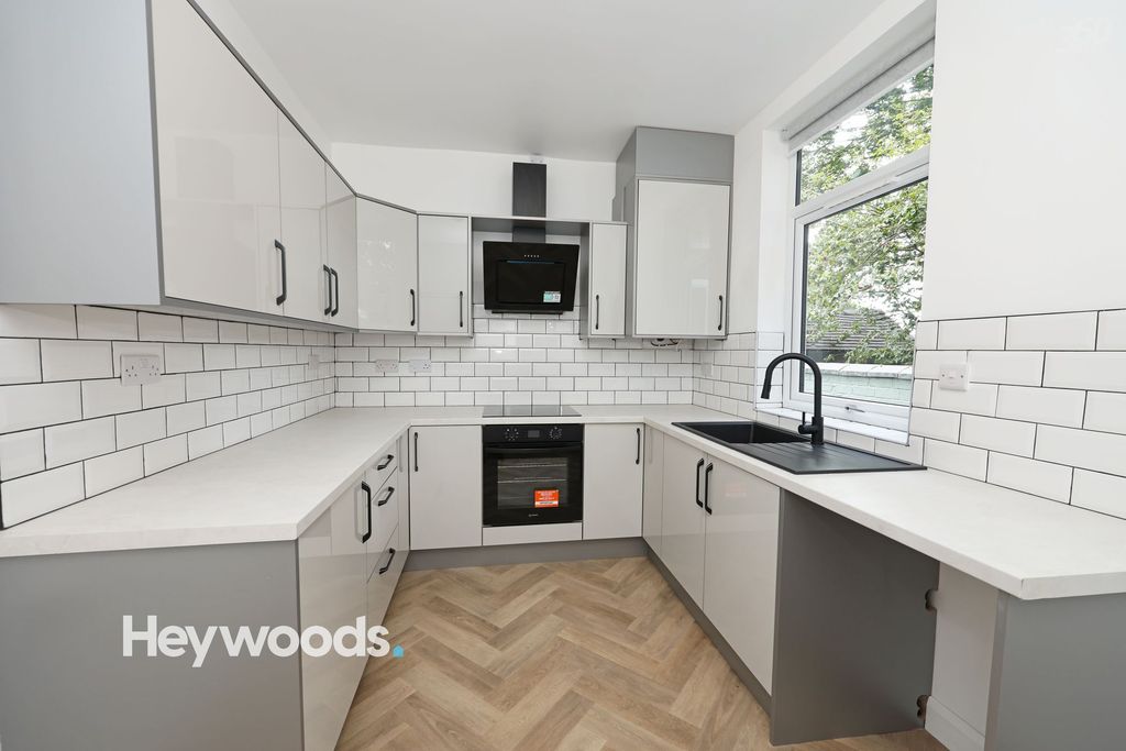 Property photo 2 of 37