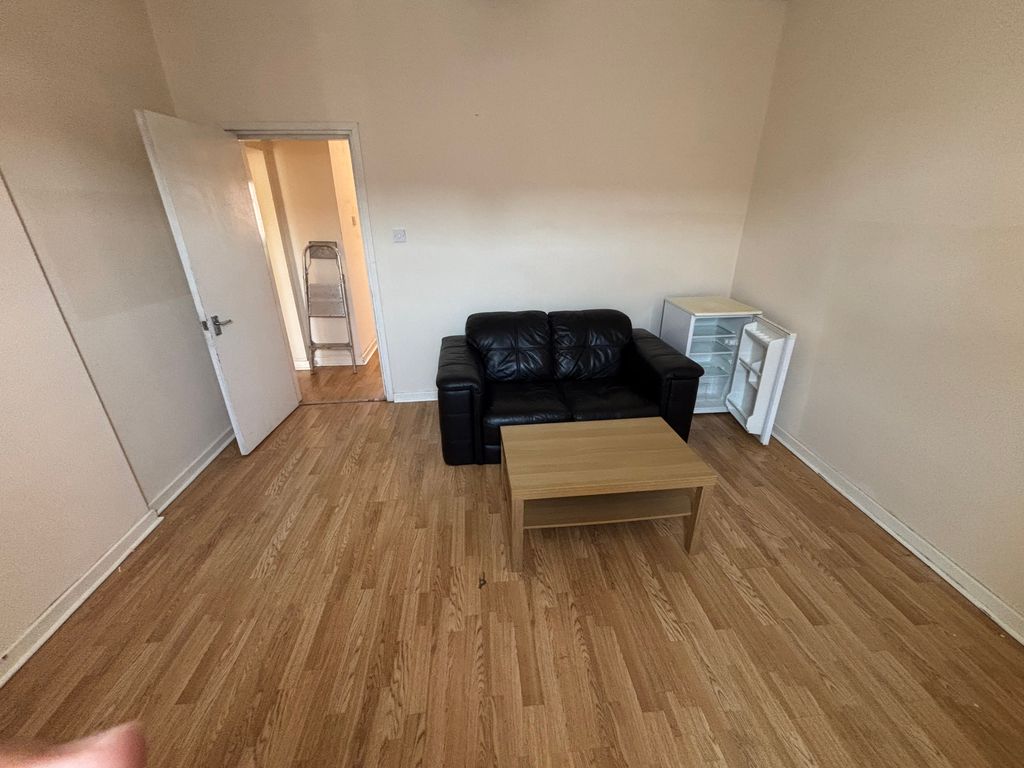 Property photo 2 of 8 Lounge 