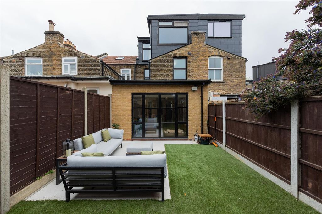 Property photo 3 of 38 Wragby Road, E11