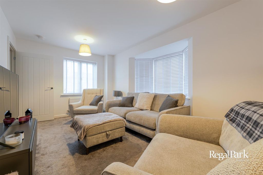 Property photo 3 of 24 Lounge