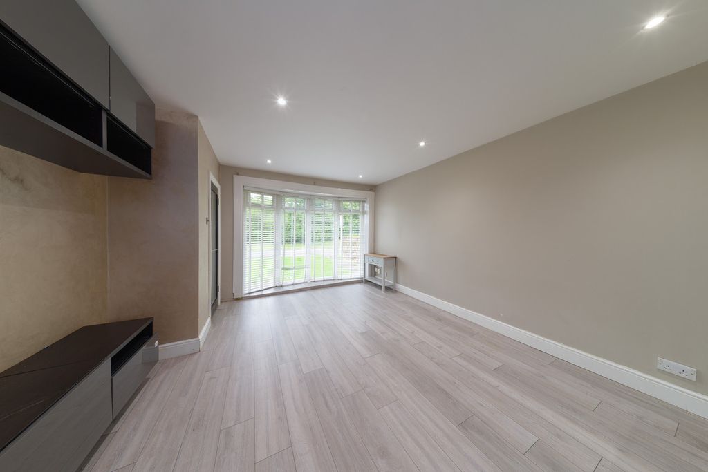 Property photo 2 of 27