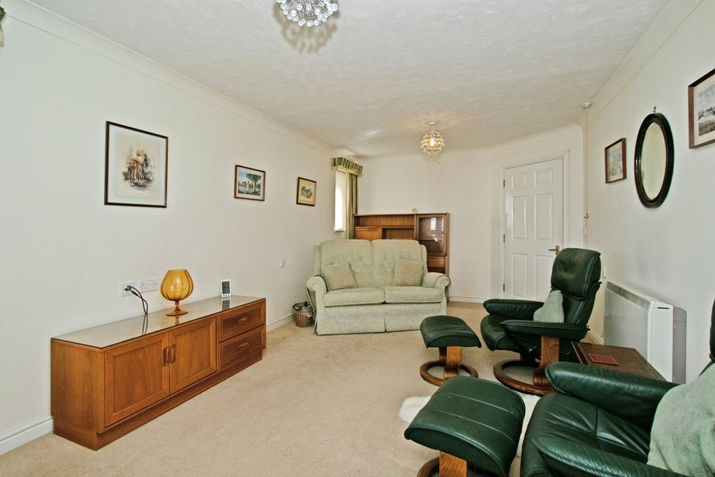 Property photo 3 of 28 Lounge