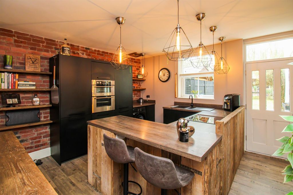 Property photo 2 of 21