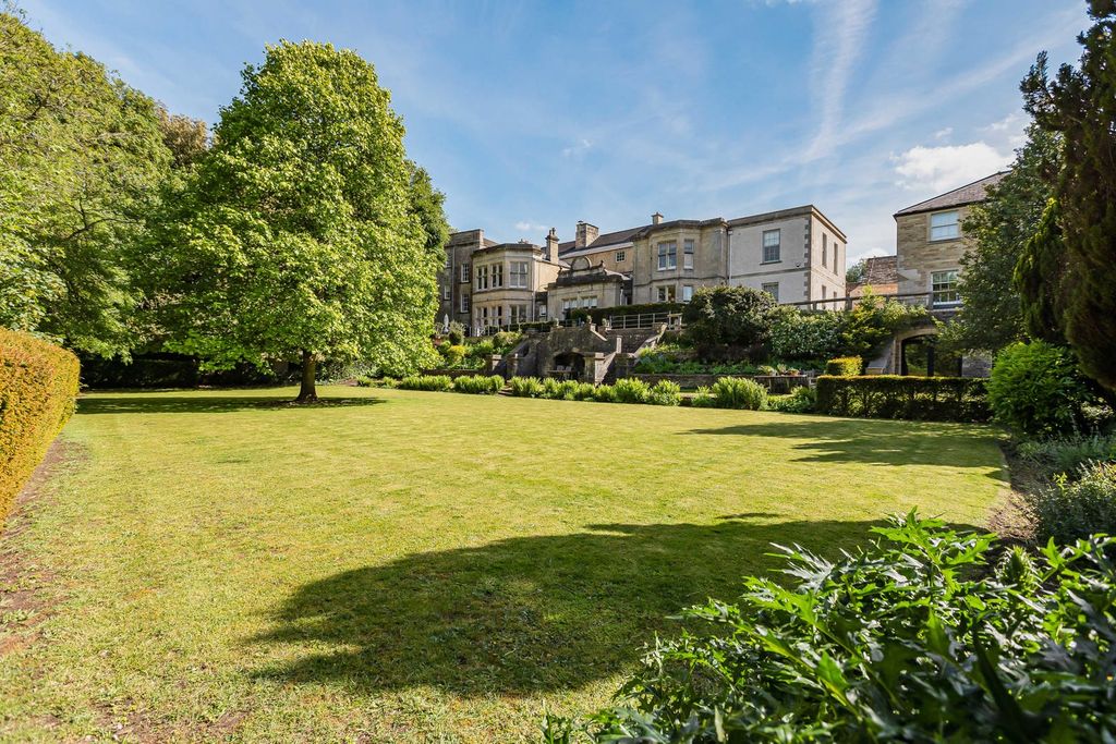 Property photo 1 of 18 Communal Gardens