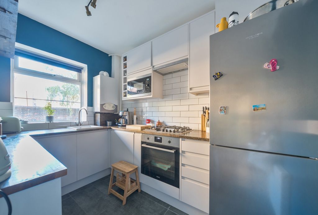 Property photo 2 of 8 1362963-9-68E3d32...