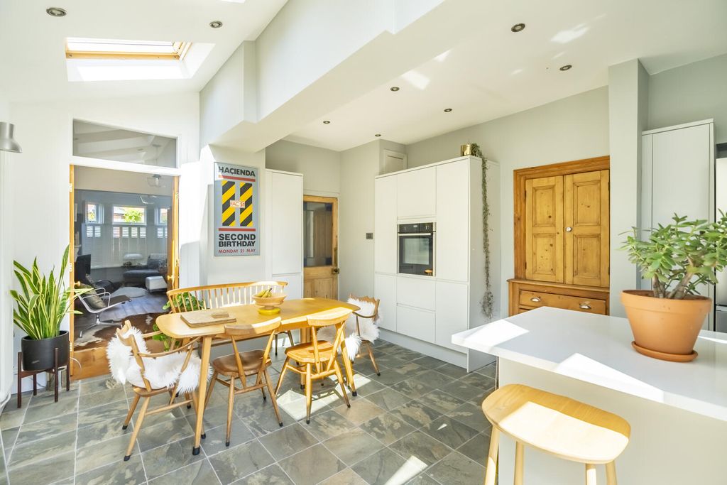 Property photo 3 of 22 Kitchen