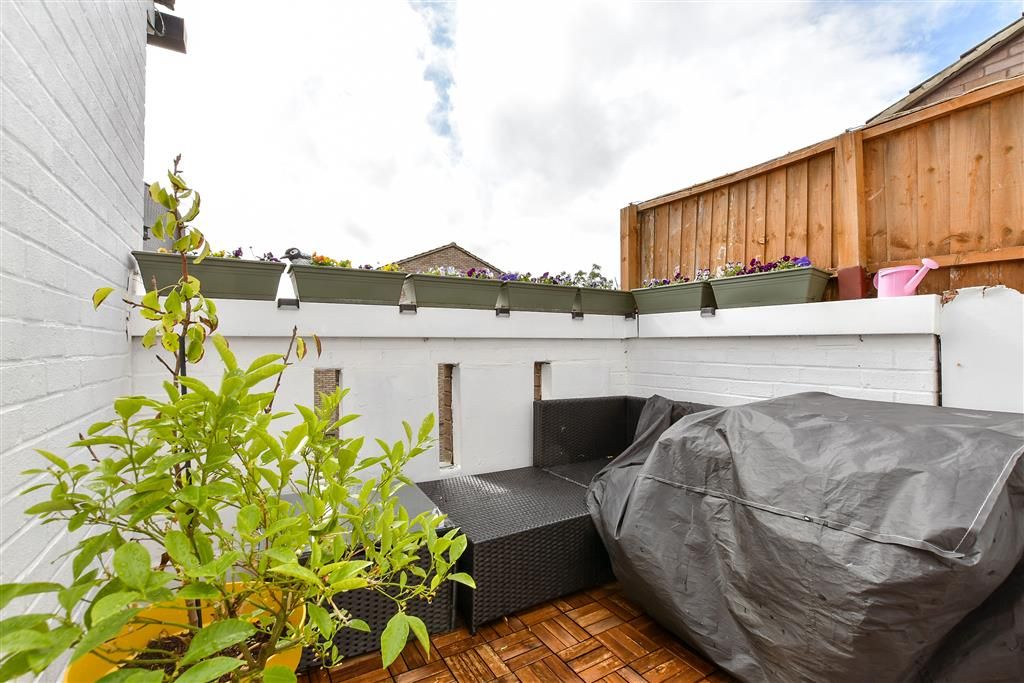 Property photo 2 of 11 Balcony / Terrace