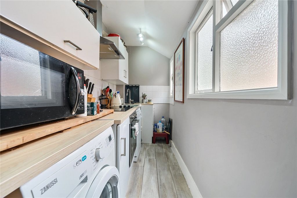 Property photo 3 of 11 Kitchen