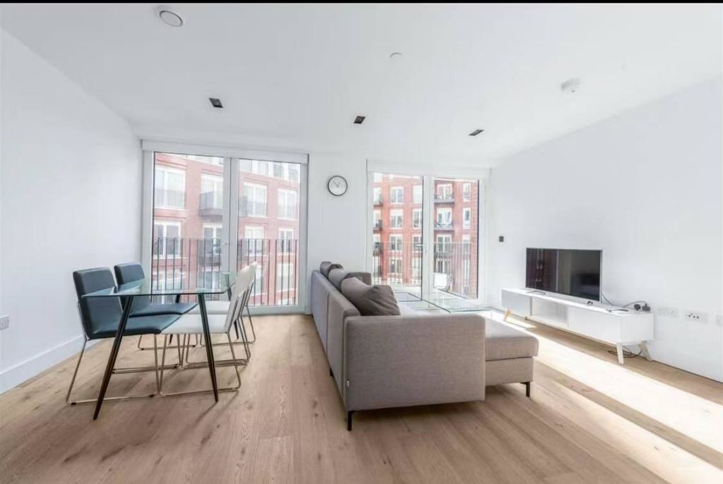 Property photo 1 of 17 80 South Lambeth Road, London Sw8