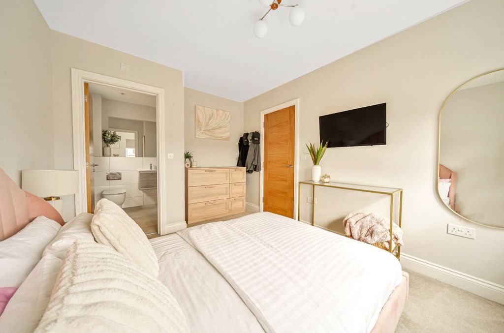 Additional image 9 of 5 bed detached house to rentPembers Farm Avenue, Fair Oak, Eastleigh, Hampshire SO50