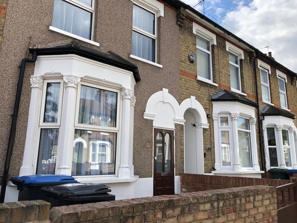 Property photo 1 of 10 Large 3 Bedroom House