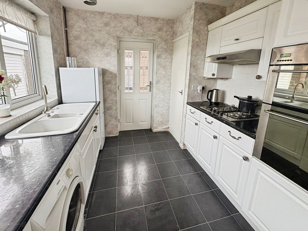 Property photo 3 of 19 Kitchen