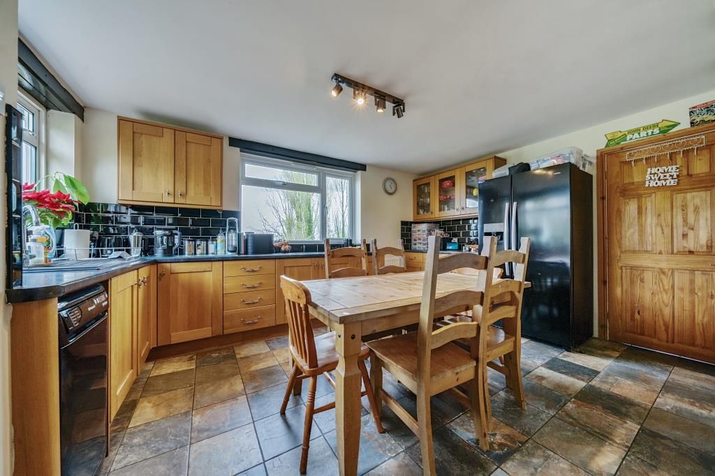 Property photo 3 of 18 Kitchen
