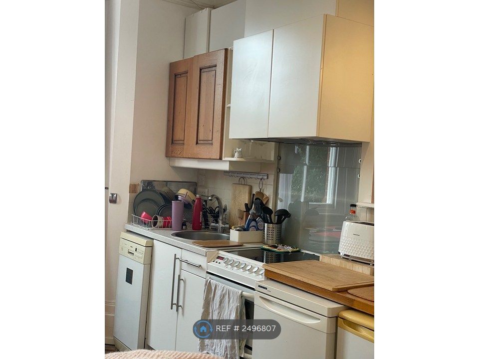 Property photo 2 of 11 Kitchenette