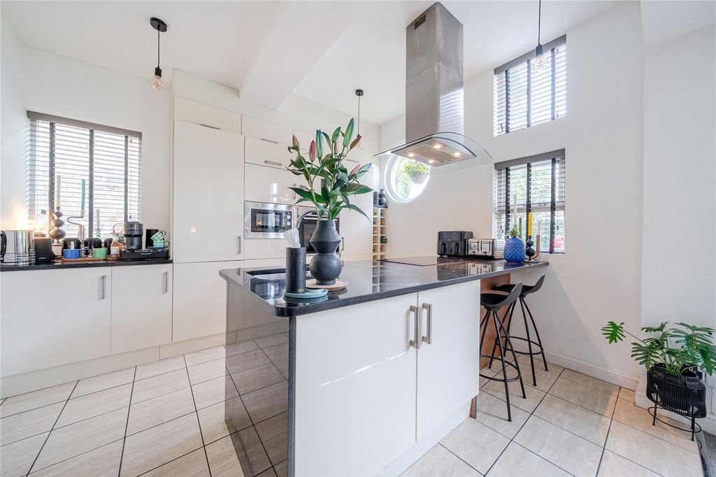 Property photo 2 of 29 Picture No. 17