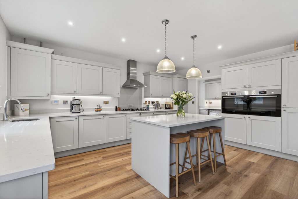 Property photo 3 of 37