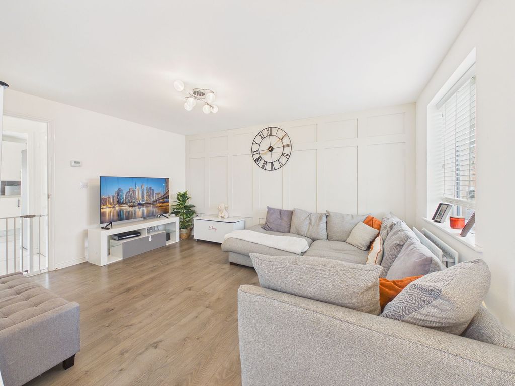 Property photo 3 of 12 Lounge