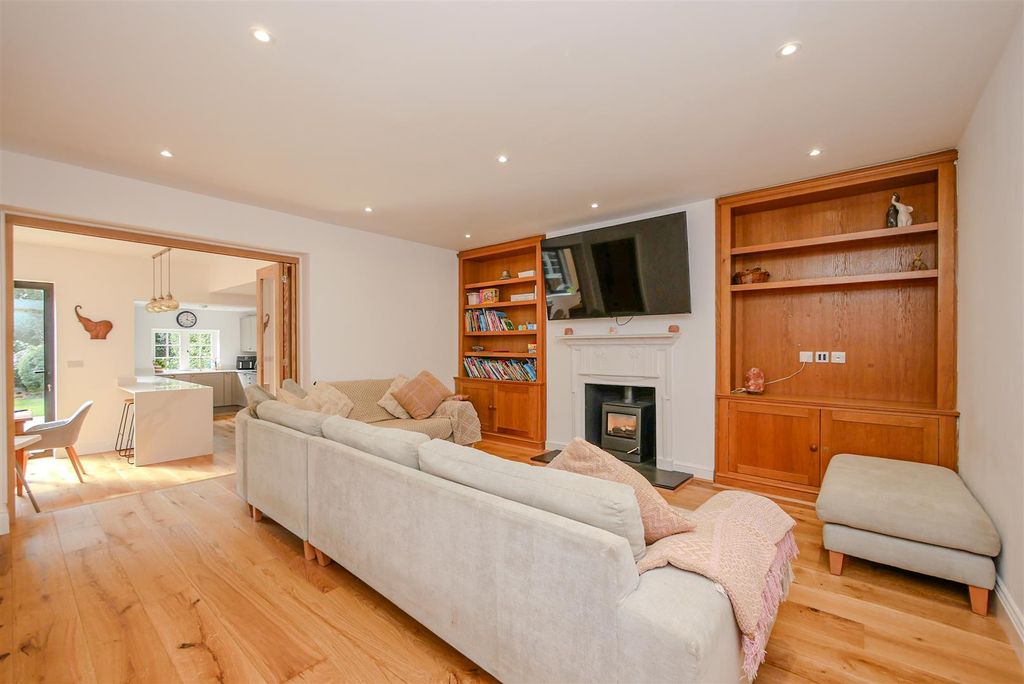 Property photo 3 of 19 Lounge