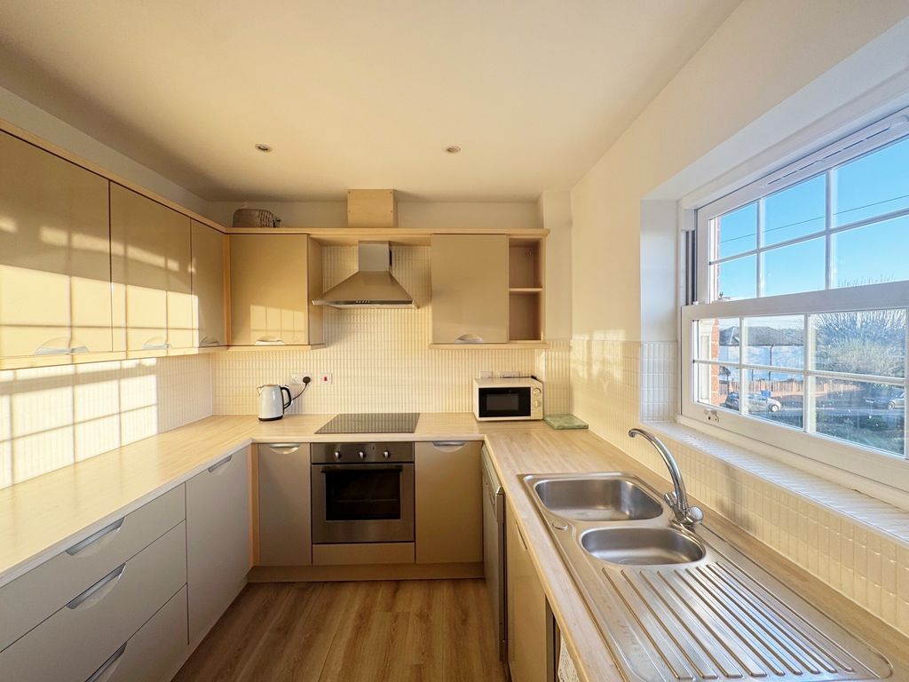 Property photo 2 of 17 Kitchen (4)