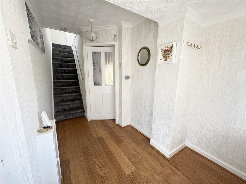 Property photo 2 of 22 Entrance Hall