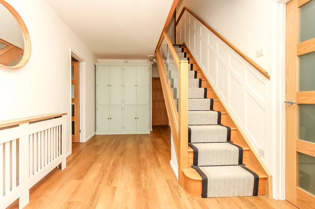 Property photo 3 of 25 Entrance Hall