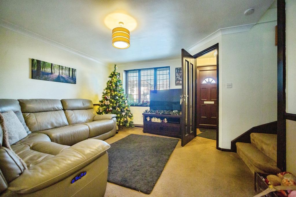 Property photo 3 of 16 Lounge