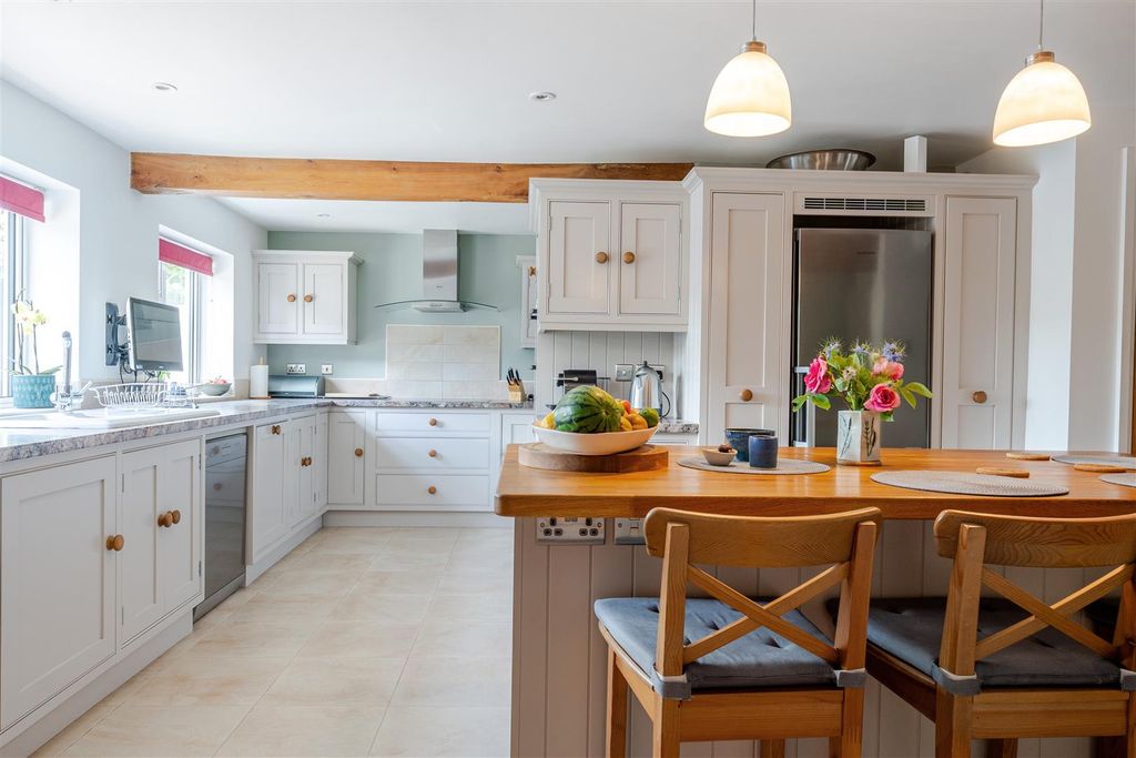 Property photo 2 of 24 1297534-20-6830595B9Ef32-Arw.Jpg