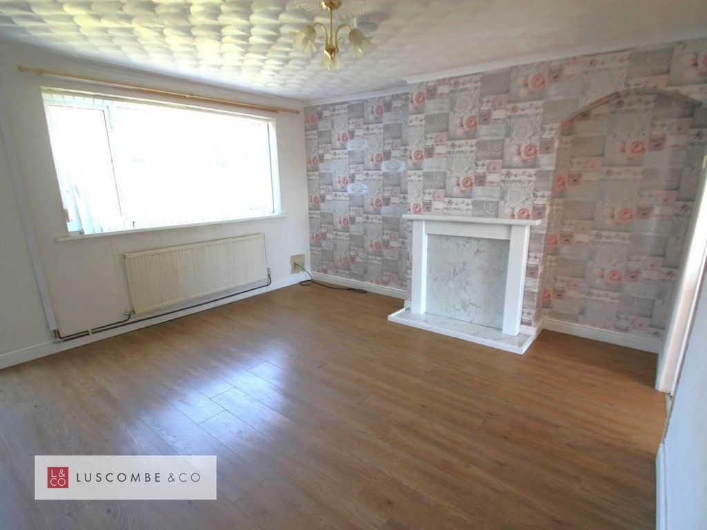 Property photo 3 of 16 Living Room