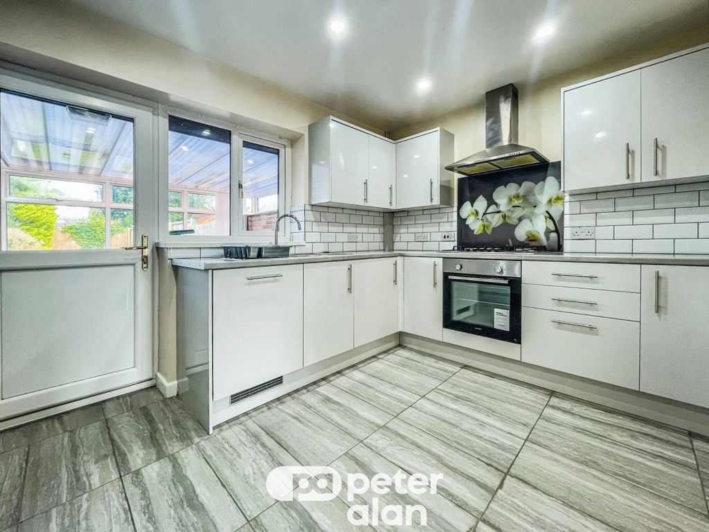Property photo 3 of 21 Kitchen